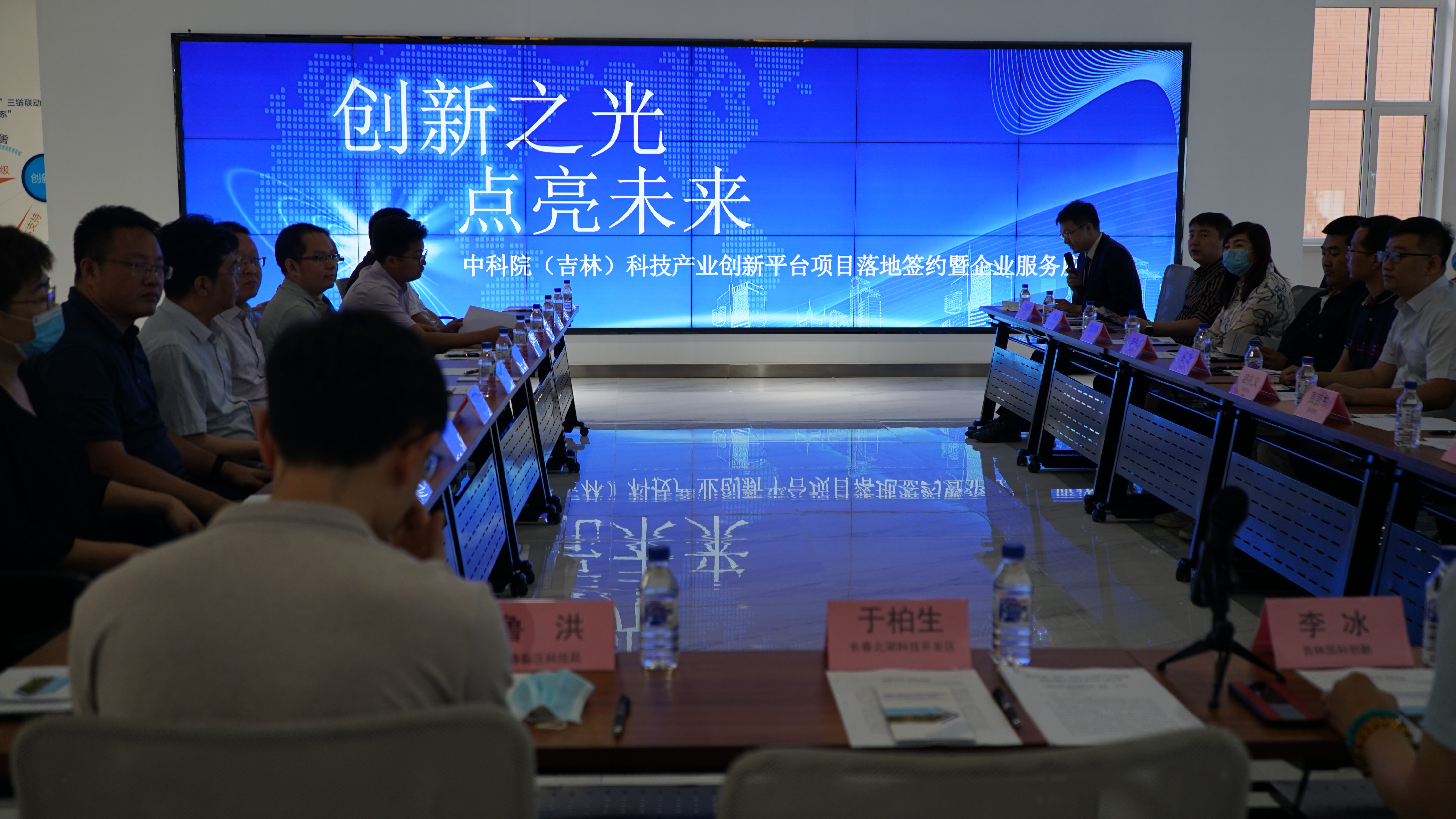 用科技創(chuàng)新之光，點(diǎn)亮未來(lái)之路